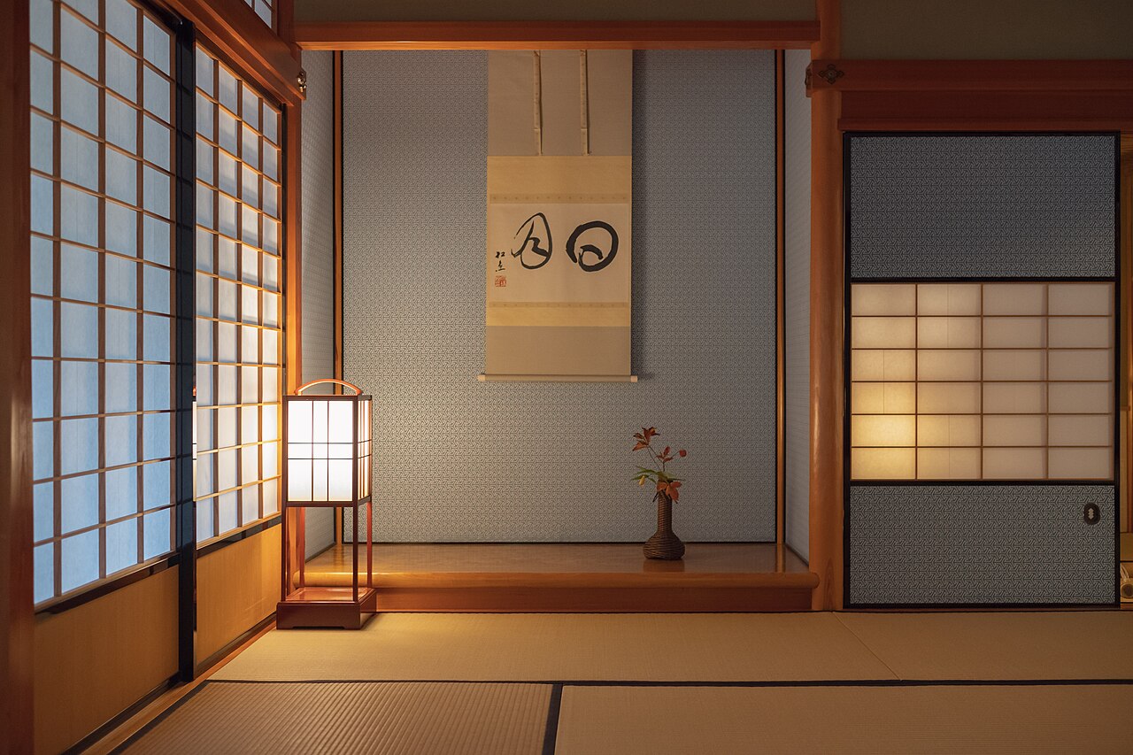 A tatami tea room with a decorative alcove at Shigure-tei in Kenroku-en