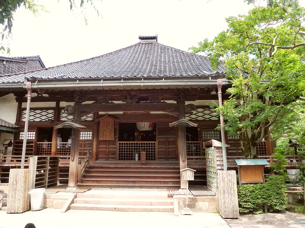 The main hall of Myoryu-ji temple with wooden steps leading up to the entrance